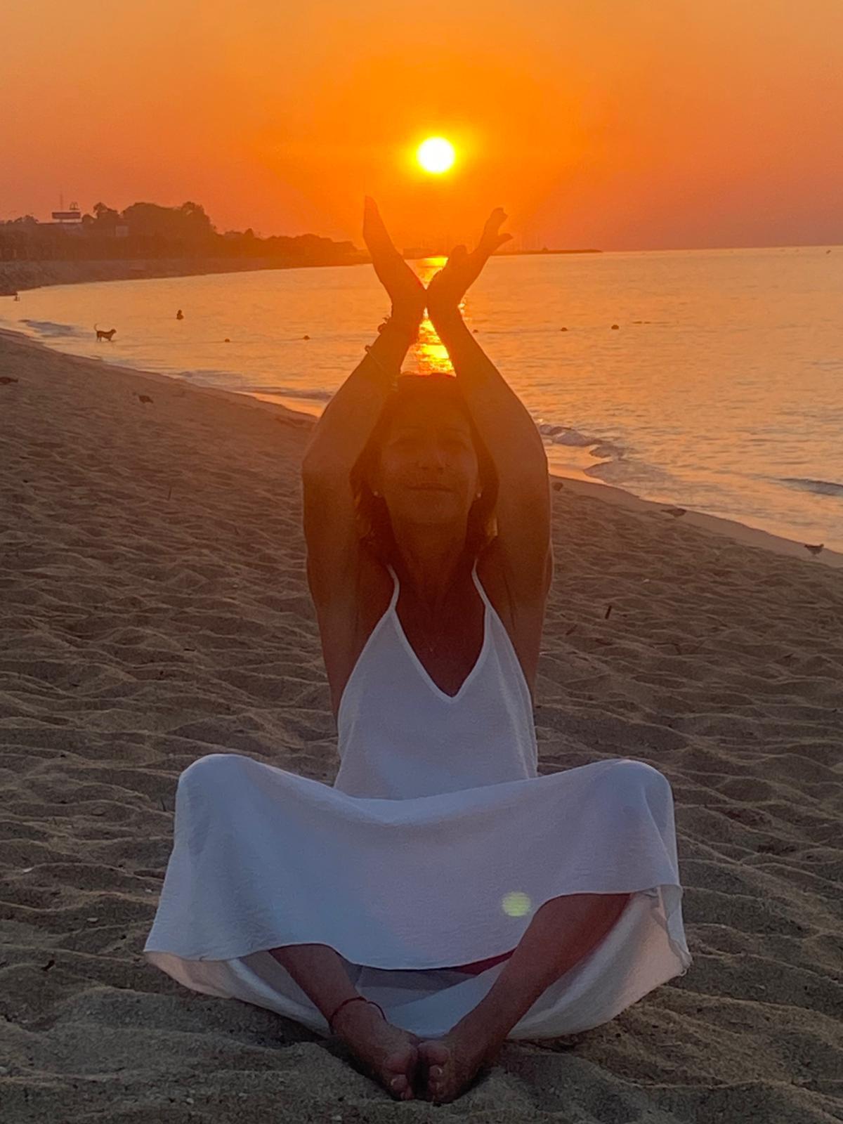 Yoga en el atardecer con sol